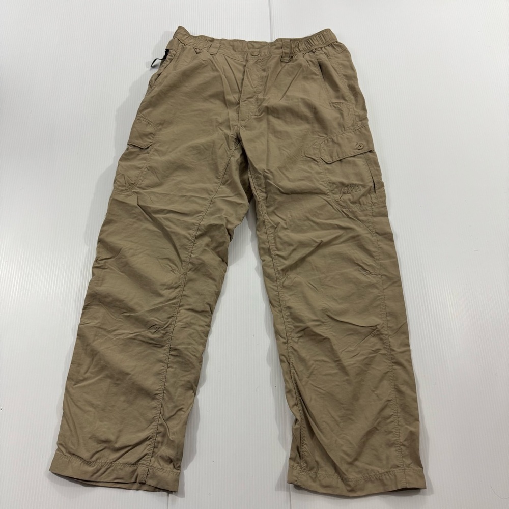 J78. The North Face Men's Khaki Cargo Pants (M Short)